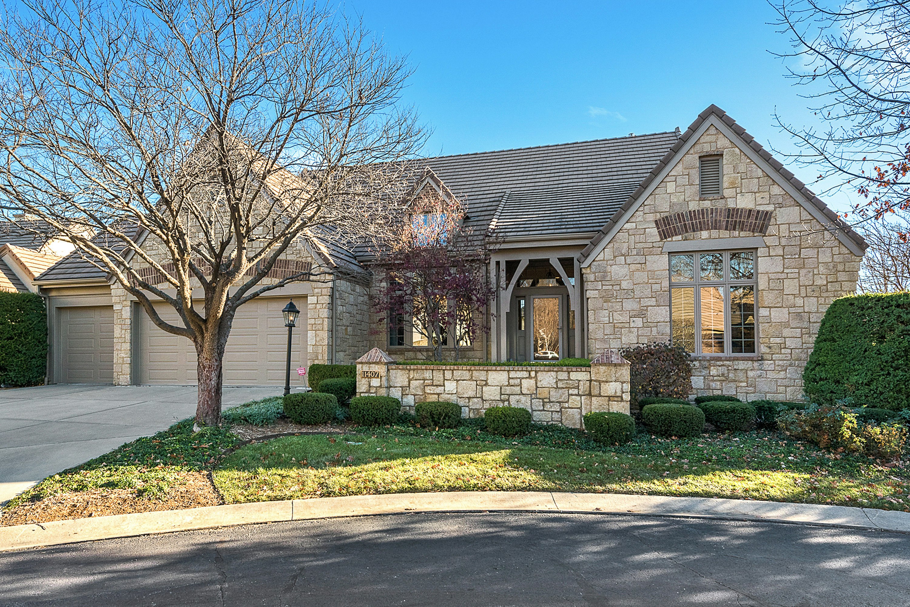 11407 Fontana Ct, Leawood, KS 66211, Presented by Suzy Goldstein